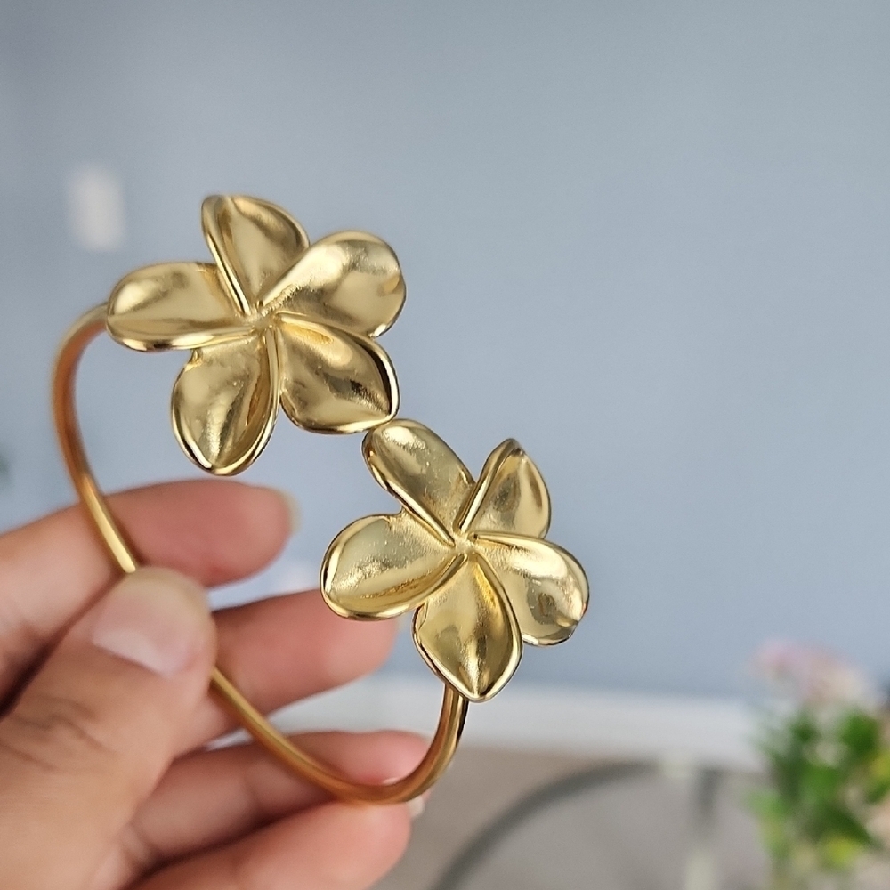Gold  Tone Floral Stylish Bracelet